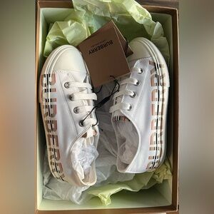 BURBERRY Kids Larkhall Icon Stripe Canvas Sneakers Size 32 US Size 1 NWT